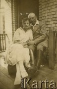 Przed 1939, brak miejsca.
Portret małżonków przed domem.
Fot. NN, zbiory Archiwum Historii Mówionej Ośrodka KARTA i Domu Spotkań z Historią, udostępniła Maria Magalińska w ramach projektu 