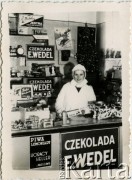 Przed 1939, brak miejsca.
Sklep z wyrobami E. Wedla.
Fot. NN, zbiory Archiwum Historii Mówionej Ośrodka KARTA i Domu Spotkań z Historią, udostępniła Maria Magalińska w ramach projektu 