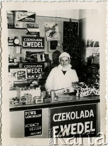 Przed 1939, brak miejsca.
Sklep z wyrobami E. Wedla.
Fot. NN, zbiory Archiwum Historii Mówionej Ośrodka KARTA i Domu Spotkań z Historią, udostępniła Maria Magalińska w ramach projektu 