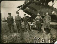 Druga połowa lat 20., Warszawa, Polska.
Pilot (1. z prawej) wraz z personelem lotniczym przy samolocie Potez XV na lotnisku Mokotowskim w Warszawie.
Fot. NN, zbiory Archiwum Historii Mówionej Ośrodka KARTA i Domu Spotkań z Historią, udostępniła Maria Magalińska w ramach projektu 