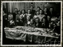 Lata 30., brak miejsca.
Rodzina przy stole.
Fot. NN, zbiory Archiwum Historii Mówionej Ośrodka KARTA i Domu Spotkań z Historią, udostępniła Maria Magalińska w ramach projektu 