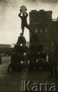 Przed 1939, brak miejsca.
Grupa żołnierzy. Szkoła Podchorążych Lotnictwa?
Fot. NN, zbiory Archiwum Historii Mówionej Ośrodka KARTA i Domu Spotkań z Historią, udostępniła Maria Magalinska w ramach projektu 