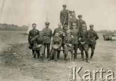 Lata 30., Polska.
Grupa polskich lotników. Widoczne na mundurach Polowe Odznaki Pilota.
Fot. NN, zbiory Archiwum Historii Mówionej Ośrodka KARTA i Domu Spotkań z Historią, udostępniła Maria Magalińska w ramach projektu 