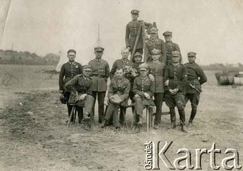 Lata 30., Polska.
Grupa polskich lotników. Widoczne na mundurach Polowe Odznaki Pilota.
Fot. NN, zbiory Archiwum Historii Mówionej Ośrodka KARTA i Domu Spotkań z Historią, udostępniła Maria Magalińska w ramach projektu 