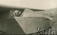 Przed 1939, brak miejsca.
Mężczyzna w szybowcu. Prawdopodobnie Roman Samoszuk, kapitan w 82 Syberyjskim Pułku Piechoty, ojciec Marii Magalińskiej.
Fot. NN, zbiory Archiwum Historii Mówionej Ośrodka KARTA i Domu Spotkań z Historią, udostępniła Maria Magalińska w ramach projektu 