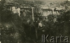 Przed 1939, brak miejsca.
Grupa osób na łonie natury.
Fot. NN, zbiory Archiwum Historii Mówionej Ośrodka KARTA i Domu Spotkań z Historią, udostępniła Maria Magalińska w ramach projektu 