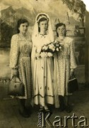 Maj 1954, Mościska, Ukraińska SRR, ZSRR.
Fotografia ślubna Stanisławy Wiącek (z d. Kuc).
Fot. NN, zbiory Archiwum Historii Mówionej Ośrodka KARTA i Domu Spotkań z Historią, udostępniła Stanisława Wiącek w ramach projektu 