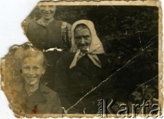 Brak daty, brak miejsca.
Grupa osób w plenerze.
Fot. NN, zbiory Archiwum Historii Mówionej Ośrodka KARTA i Domu Spotkań z Historią, udostępniła Stanisława Wiącek w ramach projektu 