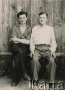 Lata 40.-50., Związek Socjalistycznych Republik Radzieckich.
Portret dwóch mężczyzn. Fotografia z archiwum rodzinnego Marii Jurkowlencownej.
Fot. NN, zbiory Archiwum Historii Mówionej Ośrodka KARTA i Domu Spotkań z Historią, udostępniła Maria Jurkowlencowna w ramach projektu „KARTA z Polakami na Wschodzie (sygnatura nagrania: AHM_PnW_2241).
