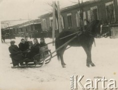 Lata 40.-50., brak miejsca.
Grupa ludzi w saniach zaprzężonych w konia. Fotografia z archiwum rodzinnego Marii Jurkowlencownej.
Fot. NN, zbiory Archiwum Historii Mówionej Ośrodka KARTA i Domu Spotkań z Historią, udostępniła Maria Jurkowlencowna w ramach projektu „KARTA z Polakami na Wschodzie (sygnatura nagrania: AHM_PnW_2241).
