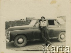 Lata 40.-50., Związek Socjalistycznych Republik Radzieckich.
Portret mężczyzny przed samochodem. Fotografia z archiwum rodzinnego Marii Jurkowlencownej.
Fot. NN, zbiory Archiwum Historii Mówionej Ośrodka KARTA i Domu Spotkań z Historią, udostępniła Maria Jurkowlencowna w ramach projektu „KARTA z Polakami na Wschodzie (sygnatura nagrania: AHM_PnW_2241).
