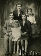 Lata 40.-50., Związek Socjalistycznych Republik Radzieckich.
Portret rodzinny w atelier fotograficznym. Fotografia z archiwum domowego Marii Jurkowlencownej.
Fot. NN, zbiory Archiwum Historii Mówionej Ośrodka KARTA i Domu Spotkań z Historią, udostępniła Maria Jurkowlencowna w ramach projektu „KARTA z Polakami na Wschodzie (sygnatura nagrania: AHM_PnW_2241).

