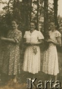 Lata 40.-50., brak miejsca.
Portret trzech kobiet. Fotografia z archiwum rodzinnego Marii Jurkowlencownej.
Fot. NN, zbiory Archiwum Historii Mówionej Ośrodka KARTA i Domu Spotkań z Historią, udostępniła Maria Jurkowlencowna w ramach projektu „KARTA z Polakami na Wschodzie (sygnatura nagrania: AHM_PnW_2241).
