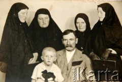 1943, Styrcza, Królestwo Rumunii.
Dziadek Michał Michalewski, wnuk Anton Gordeński oraz od prawej: córka Maria, żona brata – Anna Michalewska, synowa Maria Michalewska, córka Emilia Gordeńska, zmarła żona Paulina Michalewska.
Fot. NN, zbiory Archiwum Historii Mówionej Ośrodka KARTA i Domu Spotkań z Historią, udostępniła Ludmiła Jabłońska w ramach projektu 