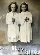 Ok. 1959, Bielce, Mołdawska SRR, ZSRR.
Zdjęcie komunijne Anieli Kotulewicz (z prawej) i Pauliny Zajączkowskiej.
Fot. NN, zbiory Archiwum Historii Mówionej Ośrodka KARTA i Domu Spotkań z Historią, udostępniła Ludmiła Jabłońska w ramach projektu 