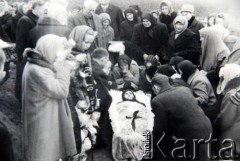 1962, Styrcza, Mołdawska SRR, ZSRR.
Pogrzeb Emilii Kotulewicz, matki Jadwigi Pietrownej Gucu (Kotulewicz).
Fot. NN, zbiory Archiwum Historii Mówionej Ośrodka KARTA i Domu Spotkań z Historią, udostępniła Jadwiga Gucu-Kotulewicz w ramach projektu 