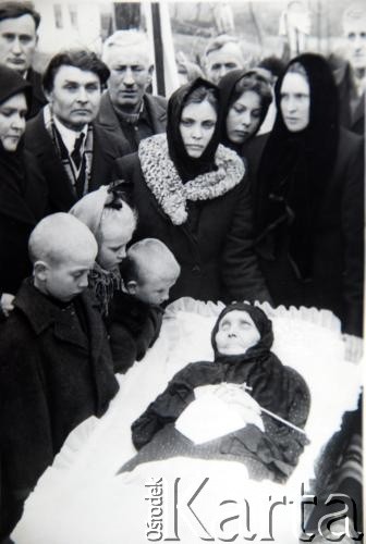 1962, Styrcza, Mołdawska SRR, ZSRR.
Pogrzeb Emilii Kotulewicz, matki Jadwigi Pietrownej Gucu (Kotulewicz). W pierwszym rzędzie nad trumną stoją od lewej: Petronela Pietrowna Dobik, Anton Pietrowicz Kotulewicz, Katerina Pietrowna Fusu (z d. Kotulewicz) i Karolina Pietrowna Komornicka.
Fot. NN, zbiory Archiwum Historii Mówionej Ośrodka KARTA i Domu Spotkań z Historią, udostępniła Jadwiga Gucu-Kotulewicz w ramach projektu 