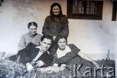1948, Styrcza, Mołdawska SRR, ZSRR.
Rodzina przed domem. Od lewej: Karolina Pietrowna Kotulewicz, kuzyn, Emilia Kotulewicz, Katerina Pietrowna Fusu (z d. Kotulewicz).
Fot. NN, zbiory Archiwum Historii Mówionej Ośrodka KARTA i Domu Spotkań z Historią, udostępniła Jadwiga Gucu-Kotulewicz w ramach projektu 