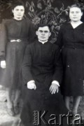 Ok. 1955, Styrcza, Mołdawska SRR, ZSRR.
Portret rodzeństwo. Od lewej: siostra Katerina Pietrowna Fusu (z d. Kotulewicz), brat Kazimierz Pietrowicz Kotulewicz, Jadwiga Pietrowna Gucu (z d. Kotulewicz).
Fot. NN, zbiory Archiwum Historii Mówionej Ośrodka KARTA i Domu Spotkań z Historią, udostępniła Jadwiga Gucu-Kotulewicz w ramach projektu 