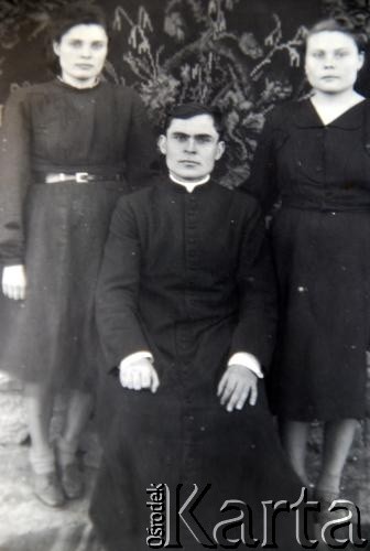 Ok. 1955, Styrcza, Mołdawska SRR, ZSRR.
Portret rodzeństwo. Od lewej: siostra Katerina Pietrowna Fusu (z d. Kotulewicz), brat Kazimierz Pietrowicz Kotulewicz, Jadwiga Pietrowna Gucu (z d. Kotulewicz).
Fot. NN, zbiory Archiwum Historii Mówionej Ośrodka KARTA i Domu Spotkań z Historią, udostępniła Jadwiga Gucu-Kotulewicz w ramach projektu 