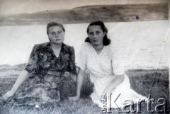 1955, okolice Gladian, Mołdawska SRR, ZSRR.
Jadwiga Pietrowna Gucu (z d. Kotulewicz) (z lewej) wraz 
z przyjaciółką.
Fot. NN, zbiory Archiwum Historii Mówionej Ośrodka KARTA i Domu Spotkań z Historią, udostępniła Jadwiga Gucu-Kotulewicz w ramach projektu 