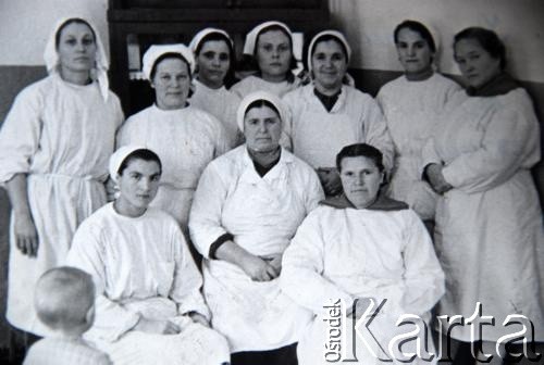 1962, Ryżkany, Mołdawska SRR, ZSRR.
Koleżanki z pracy z przedszkola, w którym pracowała Jadwiga Pietrowna Gucu (z d. Kotulewicz).
Fot. NN, zbiory Archiwum Historii Mówionej Ośrodka KARTA i Domu Spotkań z Historią, udostępniła Jadwiga Gucu-Kotulewicz w ramach projektu 