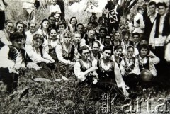 Lata 60., Gladiany, Mołdawska SRR, ZSRR.
Ukraiński zespół taneczny.
Fot. NN, zbiory Archiwum Historii Mówionej Ośrodka KARTA i Domu Spotkań z Historią, udostępniła Jadwiga Gucu-Kotulewicz w ramach projektu 