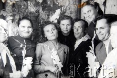 1960, Gladiany, Mołdawska SRR, ZSRR.
Grupa osób. Od lewej: NN, Karolina Kotulewicz, Jadwiga Pietrowna Gucu (z d. Kotulewicz), Róża Półtorackaja, pierwszy mąż Jadwigi Gucu, Jadwiga Szatkowskaja, Szatkowski Borys.
Fot. NN, zbiory Archiwum Historii Mówionej Ośrodka KARTA i Domu Spotkań z Historią, udostępniła Jadwiga Gucu-Kotulewicz w ramach projektu 