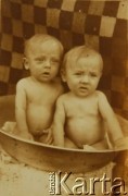 1951, Styrcza, Mołdawska SRR, ZSRR.
Od prawej:  Katarzyna (przyszła żona Karola Kotulewicza) i Jan (brat bliźniak Katarzyny) Jabłońscy.
Fot. NN, zbiory Archiwum Historii Mówionej Ośrodka KARTA i Domu Spotkań z Historią, udostępnił Karol Kotulewiczw ramach projektu 