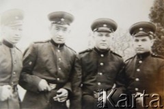 1964, Łotewska SRR, ZSRR.
Karol Kotulewicz (2. z prawej) z kolegami w czasie służby wojskowej.
Fot. NN, zbiory Archiwum Historii Mówionej Ośrodka KARTA i Domu Spotkań z Historią, udostępnił Karol Kotulewiczw ramach projektu 