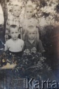 1956, Styrcza, Mołdawska SRR, ZSRR.
Katarzyna Jabłońska z braćmi.
Fot. NN, zbiory Archiwum Historii Mówionej Ośrodka KARTA i Domu Spotkań z Historią, udostępnił Karol Kotulewiczw ramach projektu 
