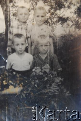1956, Styrcza, Mołdawska SRR, ZSRR.
Katarzyna Jabłońska z braćmi.
Fot. NN, zbiory Archiwum Historii Mówionej Ośrodka KARTA i Domu Spotkań z Historią, udostępnił Karol Kotulewiczw ramach projektu 