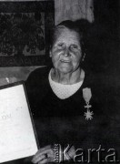 1981, Warszawa, Polska.
Zofia Ryży ze srebrną odznaką orderu zasługi PRL.
Fot. NN, zbiory Archiwum Historii Mówionej Ośrodka KARTA i Domu Spotkań z Historią, udostępnił Lesław Ryży w ramach projektu 