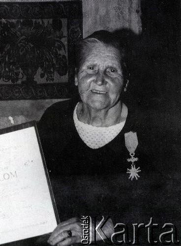 1981, Warszawa, Polska.
Zofia Ryży ze srebrną odznaką orderu zasługi PRL.
Fot. NN, zbiory Archiwum Historii Mówionej Ośrodka KARTA i Domu Spotkań z Historią, udostępnił Lesław Ryży w ramach projektu 