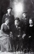 1935, Adampol (Polonezköy), Turcja.
Rodzina Ryży. W środku siedzi Wincenty Ryży, obok córki: z prawej Helena, z lewej Zofia.
Fot. NN, zbiory Archiwum Historii Mówionej Ośrodka KARTA i Domu Spotkań z Historią, udostępnił Lesław Ryży w ramach projektu 