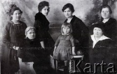 1935, Adampol (Polonezköy), Turcja.
Kobiety z rodziny Ryży.
Fot. NN, zbiory Archiwum Historii Mówionej Ośrodka KARTA i Domu Spotkań z Historią, udostępnił Lesław Ryży w ramach projektu 