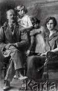 1925, Adampol (Polonezköy), Turcja.
Apolonia i Czesław Ryży z córkami, Agnieszką i Barbarą, siostrami Lesława Ryżego.
Fot. NN, zbiory Archiwum Historii Mówionej Ośrodka KARTA i Domu Spotkań z Historią, udostępnił Lesław Ryży w ramach projektu 