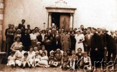 Lata 30., Adampol (Polonezköy), Turcja.
Mieszkańcy Adampola przed kościołem Matki Boskiej Częstochowskiej.
Fot. NN, zbiory Archiwum Historii Mówionej Ośrodka KARTA i Domu Spotkań z Historią, udostępnił Lesław Ryży w ramach projektu 