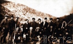 Ok. 1920, Adampol (Polonezköy), Turcja.
Grupa mężczyzn na polowaniu. Stoją od lewej: nieznani goście, Janusz Dochoda (w fezie), Czesław Ryży, Józef Minakowski, Marian Dochoda, Józef Ryży, Bolesław Wilkoszewski.
Fot. NN, zbiory Archiwum Historii Mówionej Ośrodka KARTA i Domu Spotkań z Historią, udostępnił Lesław Ryży w ramach projektu 