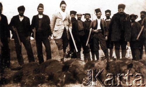 Ok. 1930, Adampol (Polonezköy), Turcja.
Grupa mężczyzn na polowaniu.
Fot. NN, zbiory Archiwum Historii Mówionej Ośrodka KARTA i Domu Spotkań z Historią, udostępnił Lesław Ryży w ramach projektu 