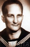 Ok. 1937, Gdynia, Polska.
Stanisław Ryży (1918–1960), syn Józefa Ryżego i Wandy Kempka. W 1934 wyjechał do Polski studiować w Wyższej Szkole Morskiej w Gdyni.
Fot. NN, zbiory Archiwum Historii Mówionej Ośrodka KARTA i Domu Spotkań z Historią, udostępnił Lesław Ryży w ramach projektu 