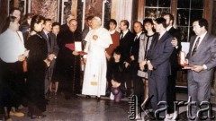 15.03.1992, Watykan.
Adampolanie z ks. Marcelim Corinthio u Ojca Świętego Jana Pawła II.
Fot. NN, zbiory Archiwum Historii Mówionej Ośrodka KARTA i Domu Spotkań z Historią, udostępnił Lesław Ryży w ramach projektu 