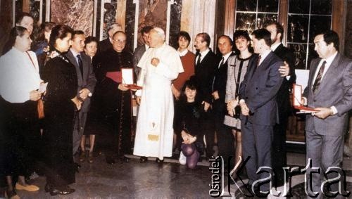 15.03.1992, Watykan.
Adampolanie z ks. Marcelim Corinthio u Ojca Świętego Jana Pawła II.
Fot. NN, zbiory Archiwum Historii Mówionej Ośrodka KARTA i Domu Spotkań z Historią, udostępnił Lesław Ryży w ramach projektu 