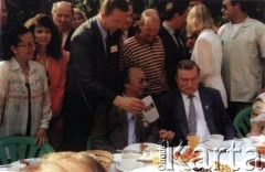 1994, Adampol (Polonezköy), Turcja.
Wizyta prezydenta Polski, Lecha Wałęsy. Przy stole z prezydentem siedzi Lesław Ryży.
Fot. NN, zbiory Archiwum Historii Mówionej Ośrodka KARTA i Domu Spotkań z Historią, udostępnił Lesław Ryży w ramach projektu 