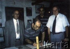 Ok. 1995, Adampol (Polonezköy), Turcja.
Wizyta przedstawicieli Parlamentu Turcji. 1. z lewej Lesław Ryży, 1. z prawej Antoni Dochoda.
Fot. NN, zbiory Archiwum Historii Mówionej Ośrodka KARTA i Domu Spotkań z Historią, udostępnił Lesław Ryży w ramach projektu 