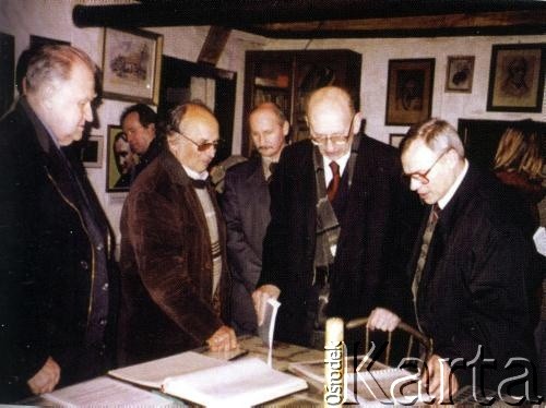 25.01.2001, Adampol (Polonezköy), Turcja.
Wizyta ministra spraw zagranicznych RP, Władysława Bartoszewskiego. Od lewej: Antoni Dochoda, Lesław Ryży, wójt Antoni Wilkoszewski, Władysław Bartoszewski, charge d’affaires ambasasdy RP w Ankarze - Grzegorz Michalski.
Fot. NN, zbiory Archiwum Historii Mówionej Ośrodka KARTA i Domu Spotkań z Historią, udostępnił Lesław Ryży w ramach projektu 