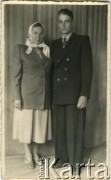 Lata 50., brak miejsca.
Portret kobiety i mężczyzny. Prawdopodobnie Marcelina Dungjak ze swoim mężem.
Fot. NN, zbiory Archiwum Historii Mówionej Ośrodka KARTA i Domu Spotkań z Historią, udostępniła Marcelina Dungjak w ramach projektu 