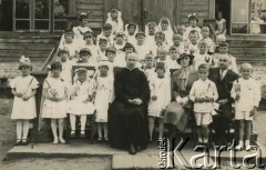 Przed 1939, brak miejsca.
Zdjęcie pamiątkowe dzieci przystępujących do I Komunii Świętej.
Fot. NN, zbiory Archiwum Historii Mówionej Ośrodka KARTA i Domu Spotkań z Historią, udostępniły Józefa i Regina Ronczy w ramach projektu 