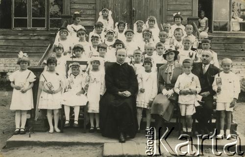 Przed 1939, brak miejsca.
Zdjęcie pamiątkowe dzieci przystępujących do I Komunii Świętej.
Fot. NN, zbiory Archiwum Historii Mówionej Ośrodka KARTA i Domu Spotkań z Historią, udostępniły Józefa i Regina Ronczy w ramach projektu 