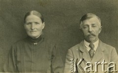 Ok. 1900, brak miejsca.
Fotografia małżeńska.
Fot. NN, zbiory Archiwum Historii Mówionej Ośrodka KARTA i Domu Spotkań z Historią, udostępniły Józefa i Regina Ronczy w ramach projektu 